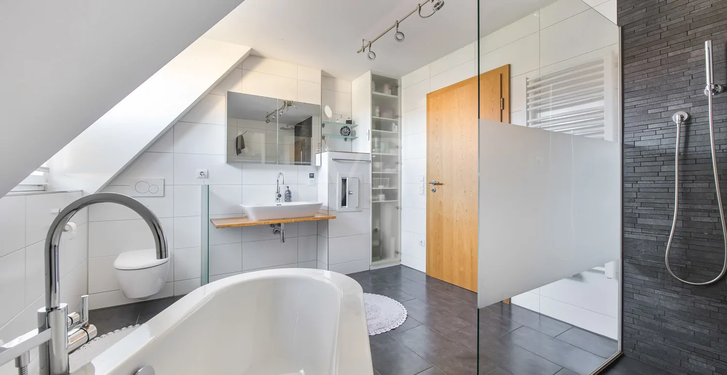 Masterbad mit freistehender Badewanne