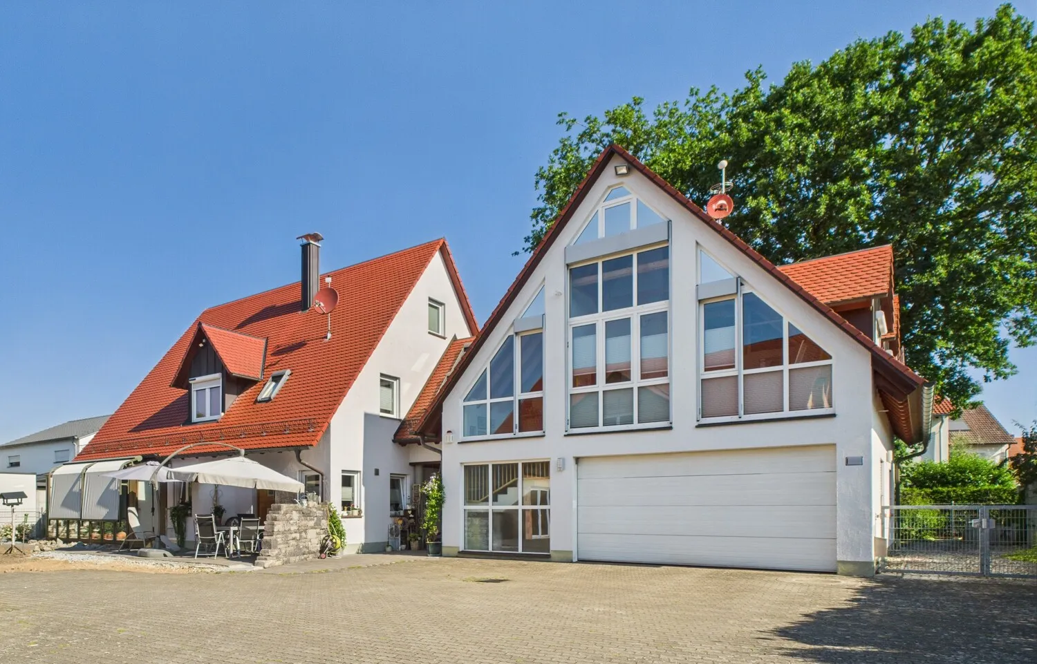 Your home of the future! Family, business & relaxation under one roof in top-quality construction! Multi-generational living also possible.