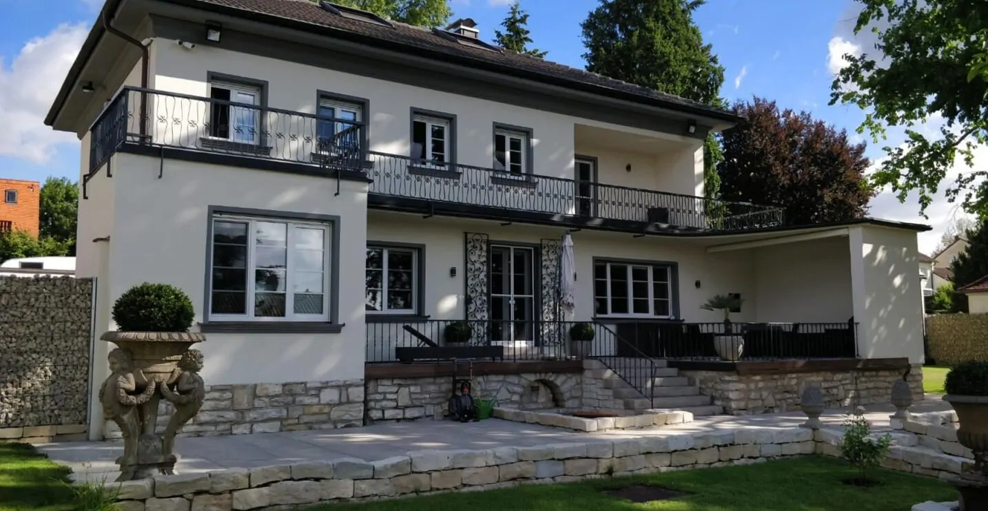 Ansicht Villa von Garten aus