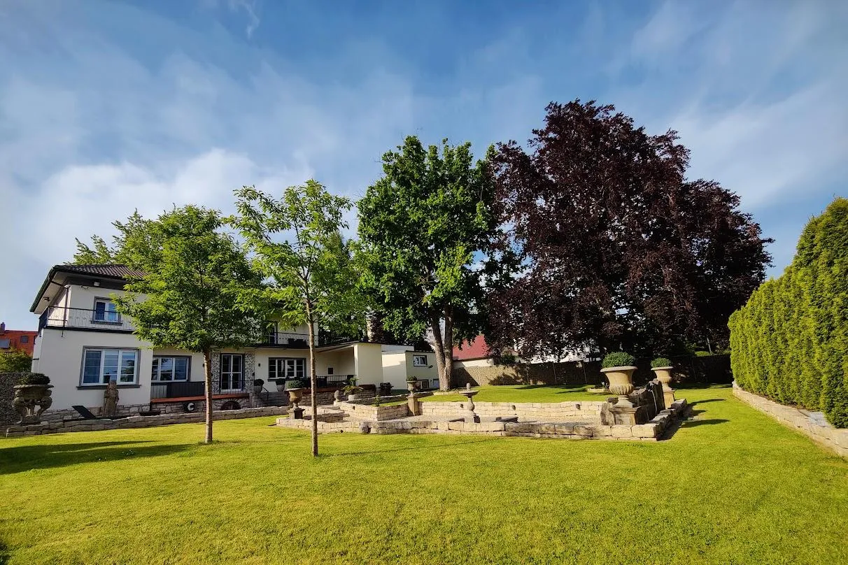 Ansicht Park und Villa