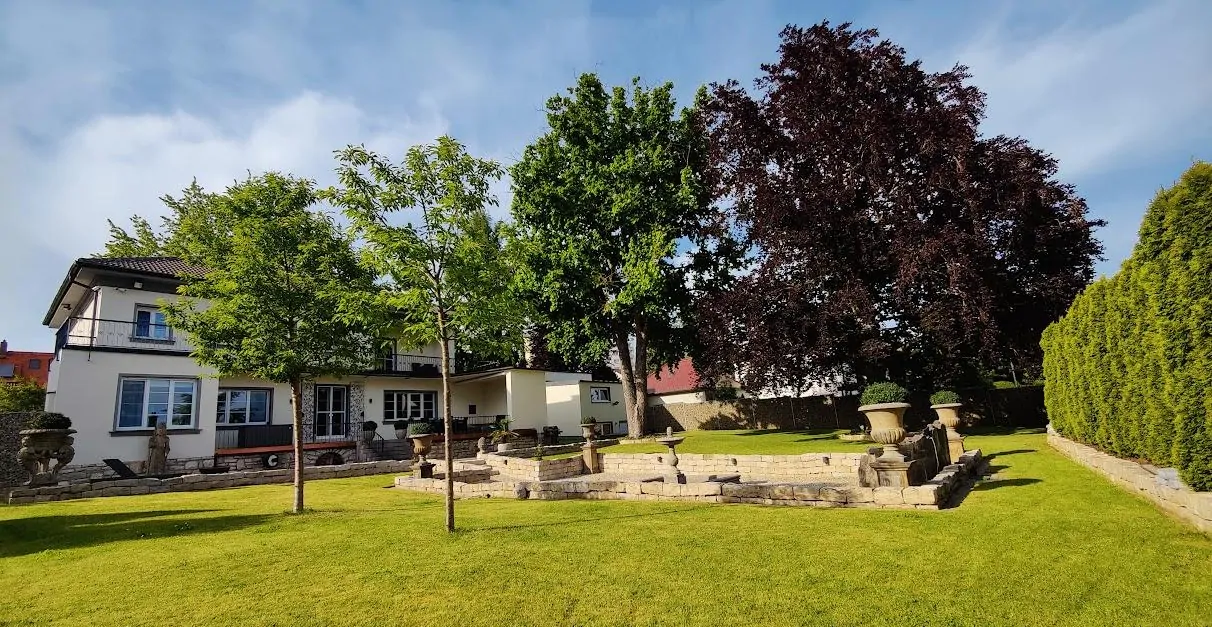 Ansicht Park und Villa