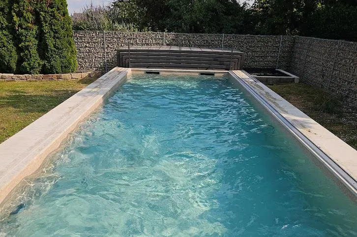 Pool fürs gänzjährige Schwimmen mit hochwertiger Abdeckung