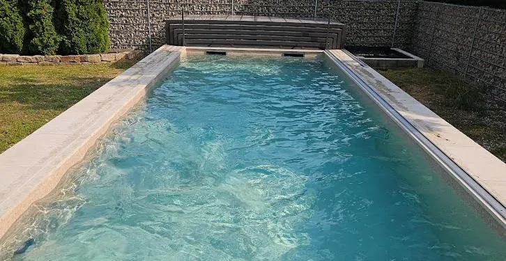 Pool fürs gänzjährige Schwimmen mit hochwertiger Abdeckung