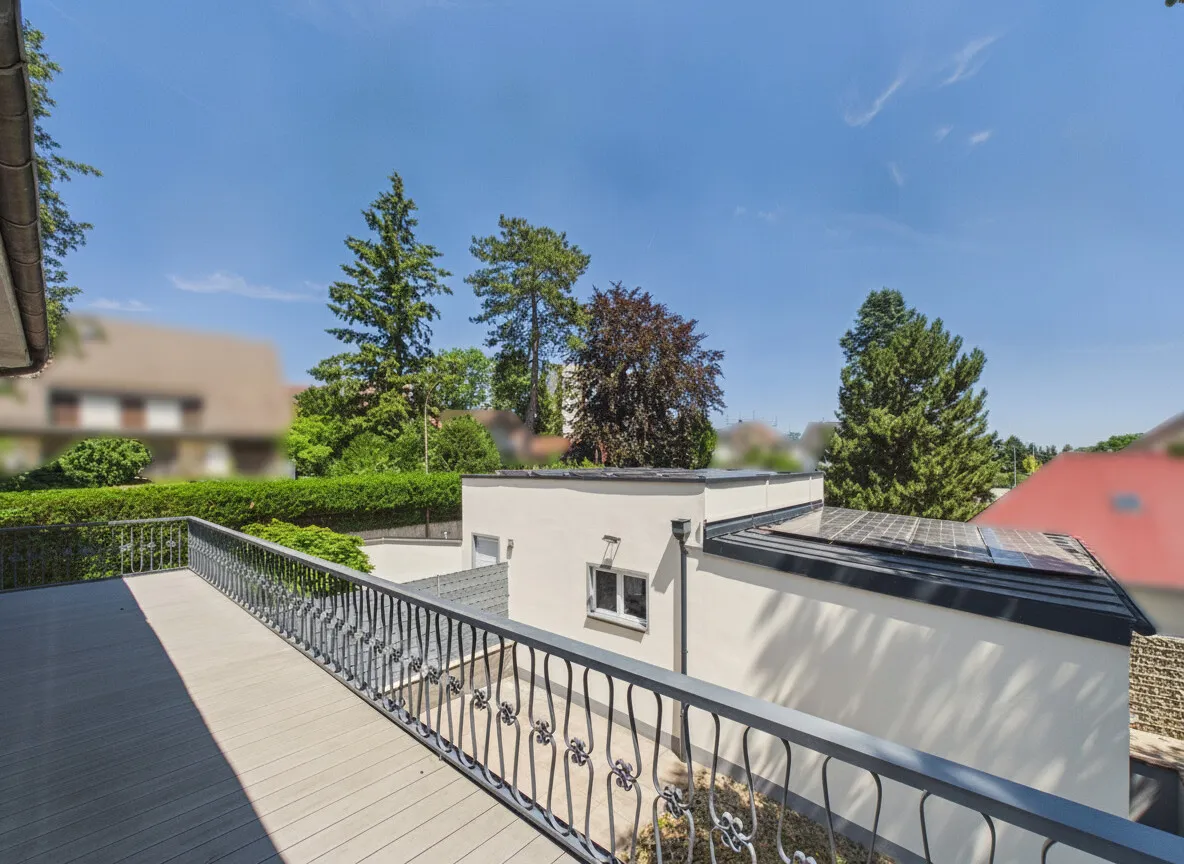 Blick auf die große Garage und Gerätehaus mit Photovoltaik