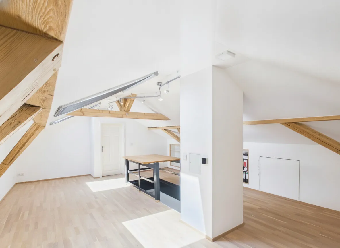 Geräumiges Zimmer im Dachgeschoss
