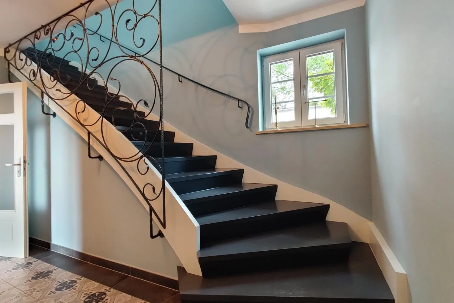 Entrée mit historischer  Treppenaufgang