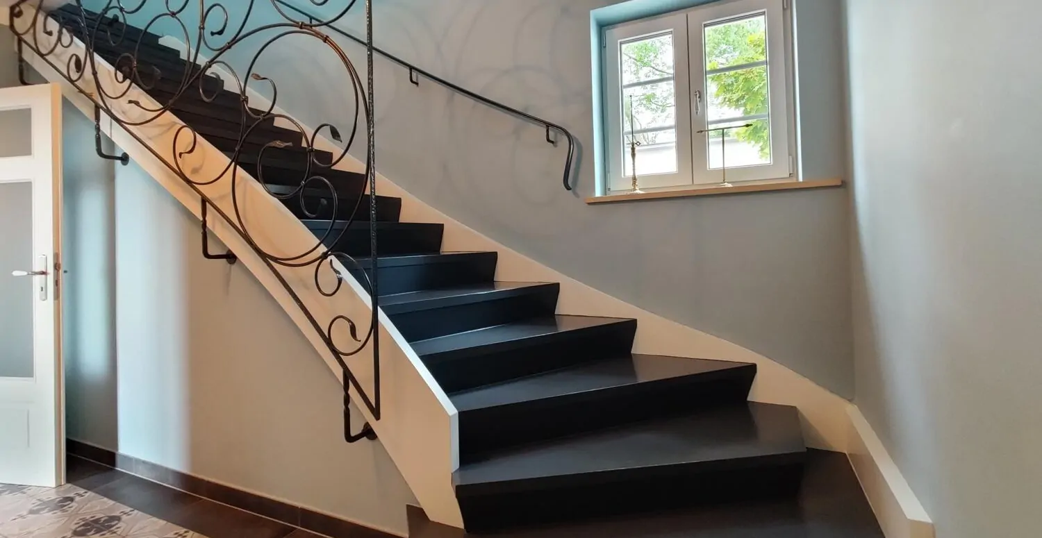 Entrée mit historischer  Treppenaufgang