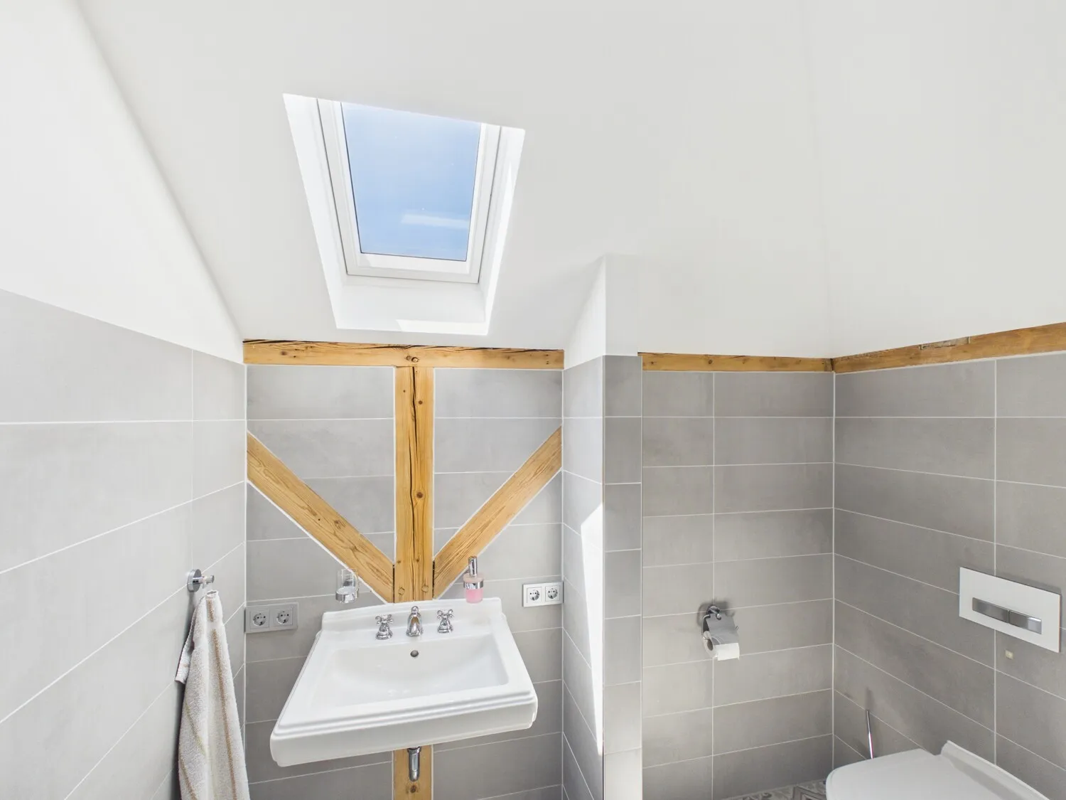 Separates Bad im Dachgeschoss