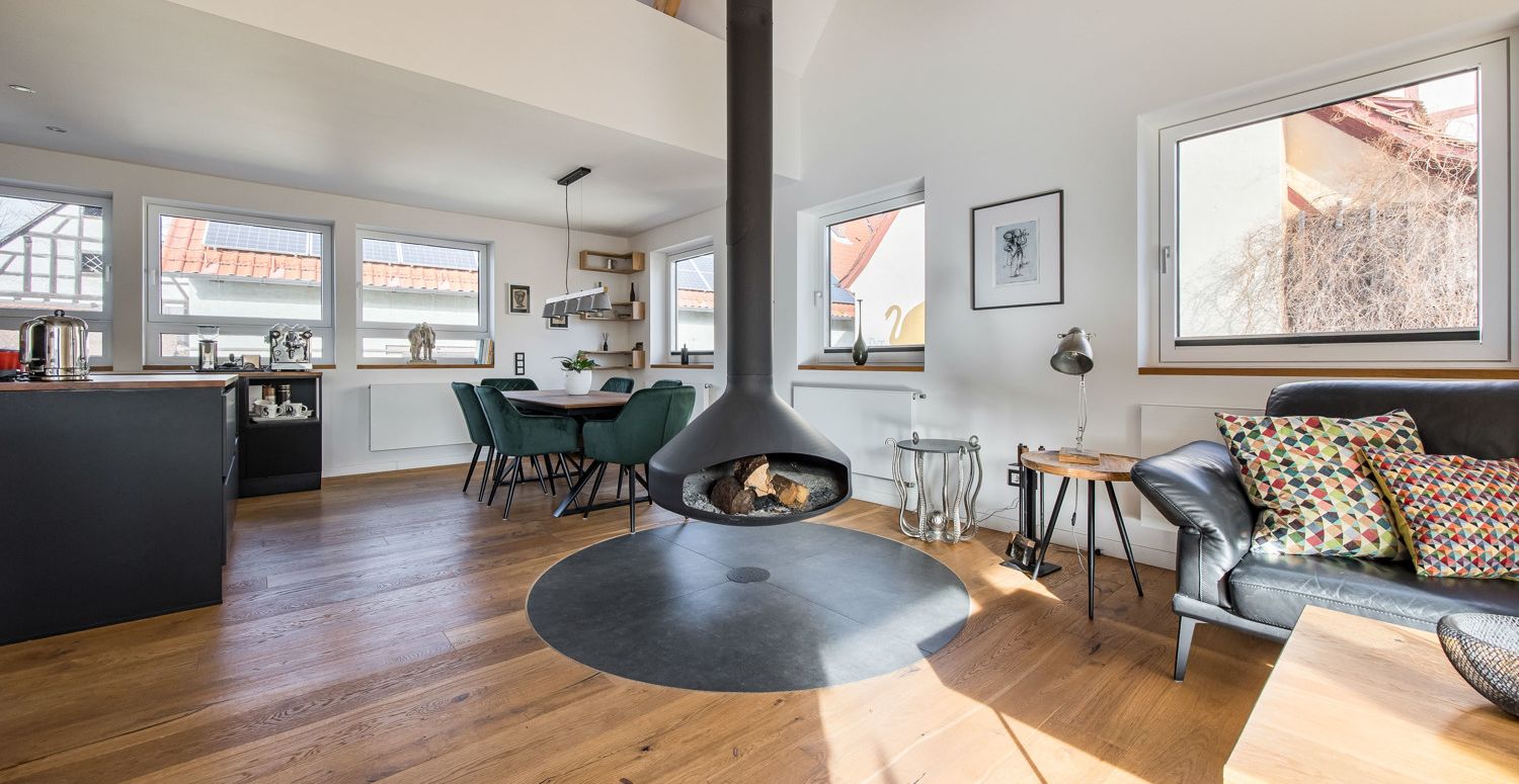 Wohn-Essbereich mit freihängender Designerkamin