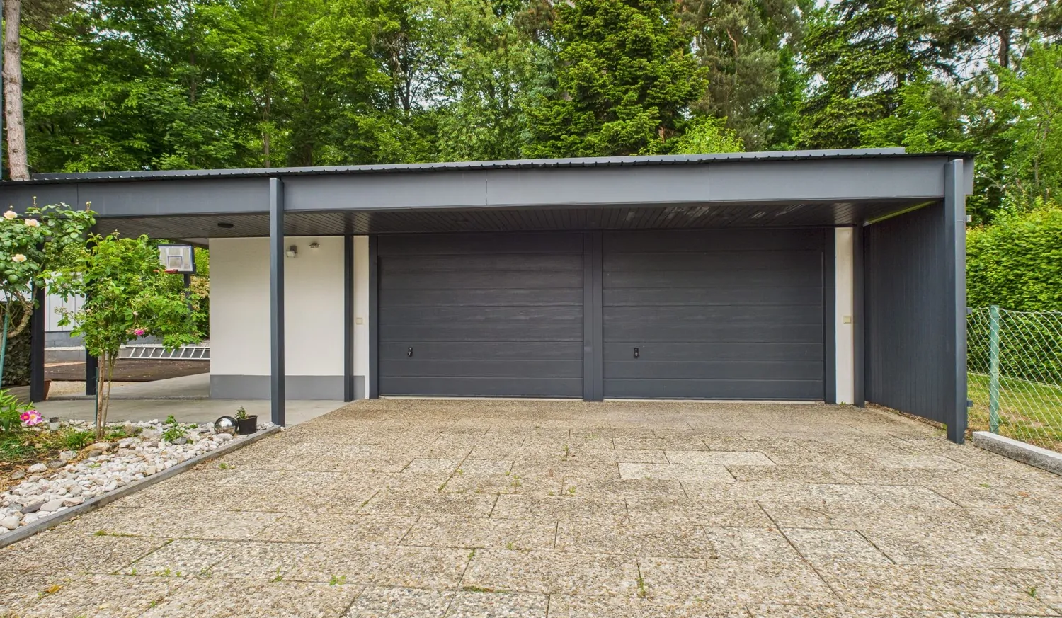 Doppelgarage mit Geräteraum