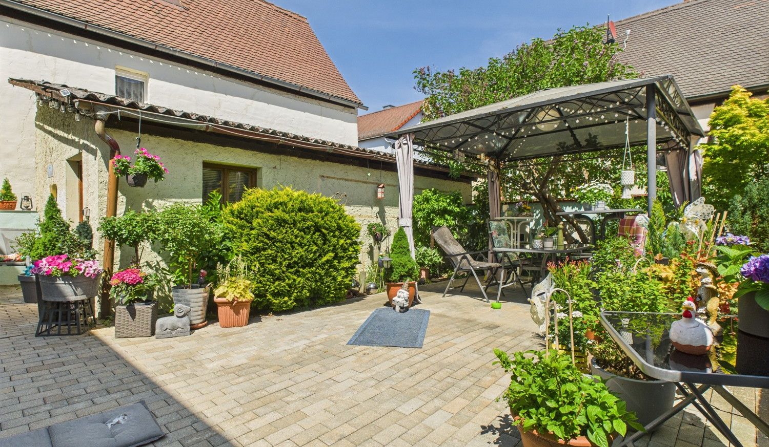 Hof und Terrasse