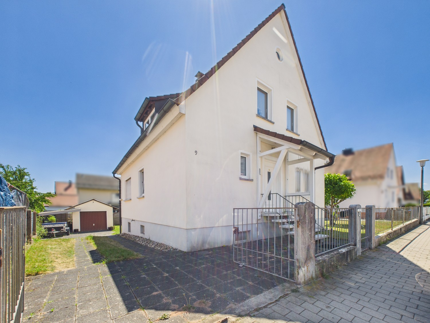 Haus aus Nordost mit Zufahrt