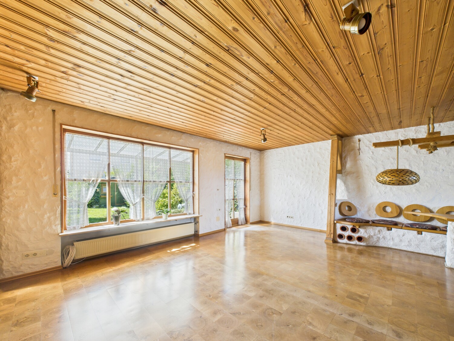 Wohnzimmer mit Südfensterfront