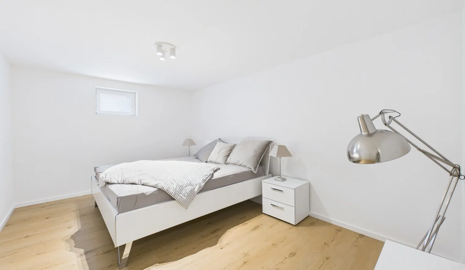 Gästezimmer im Untergeschoss mit Fußbodenheizung