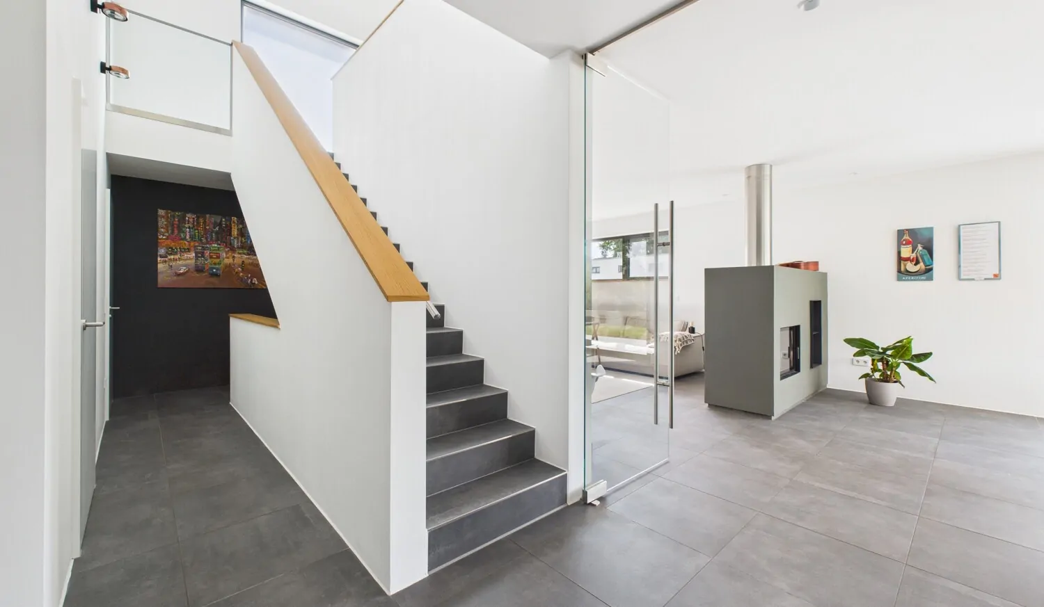 Offener Treppenaufgang mit Occhio-Lichtarrangement