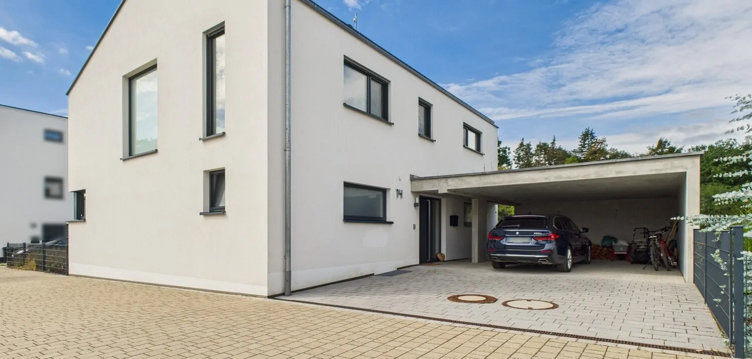 Hauseingang mit Carport