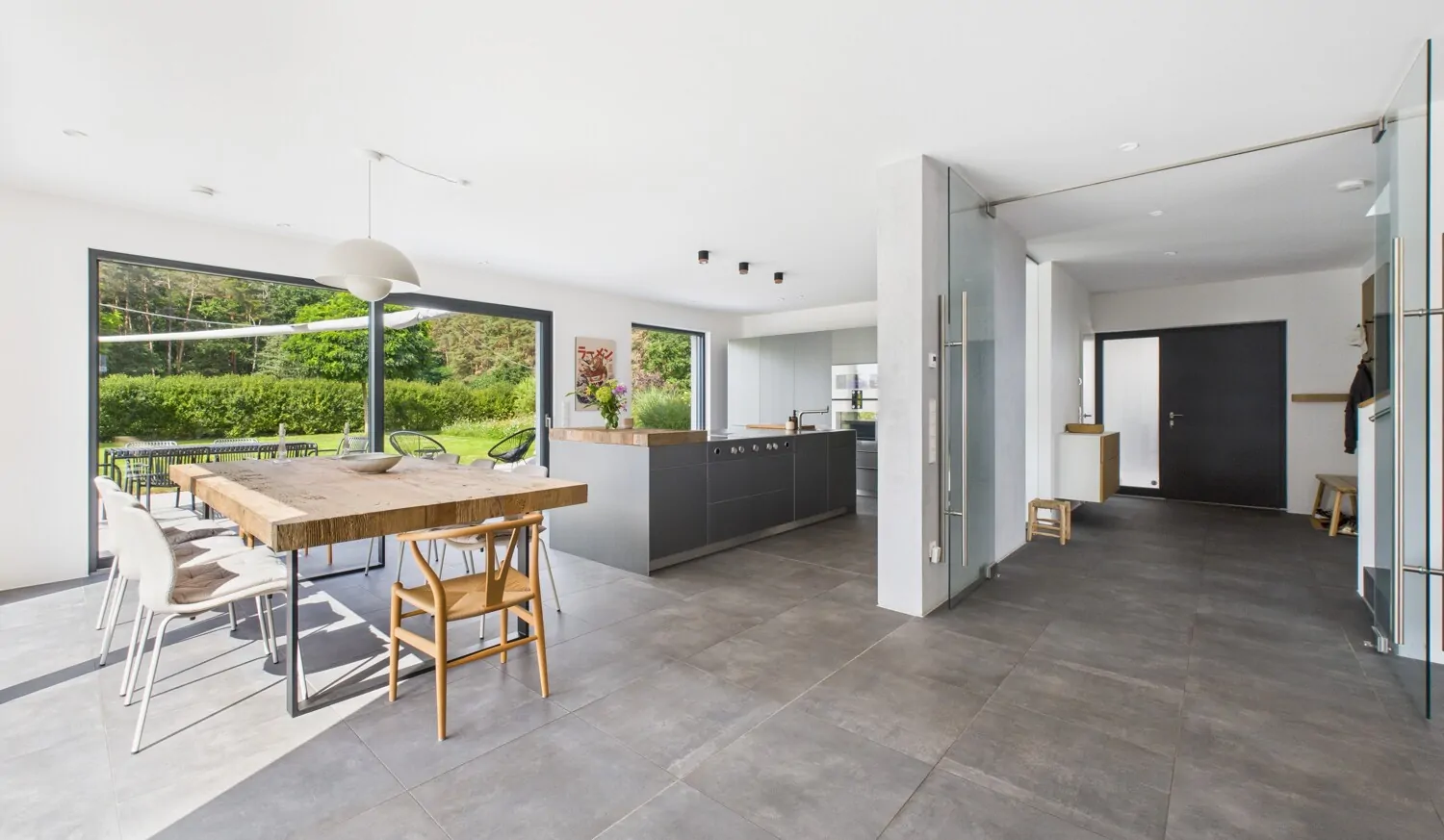 Blick in die offene Küche und Essbereich