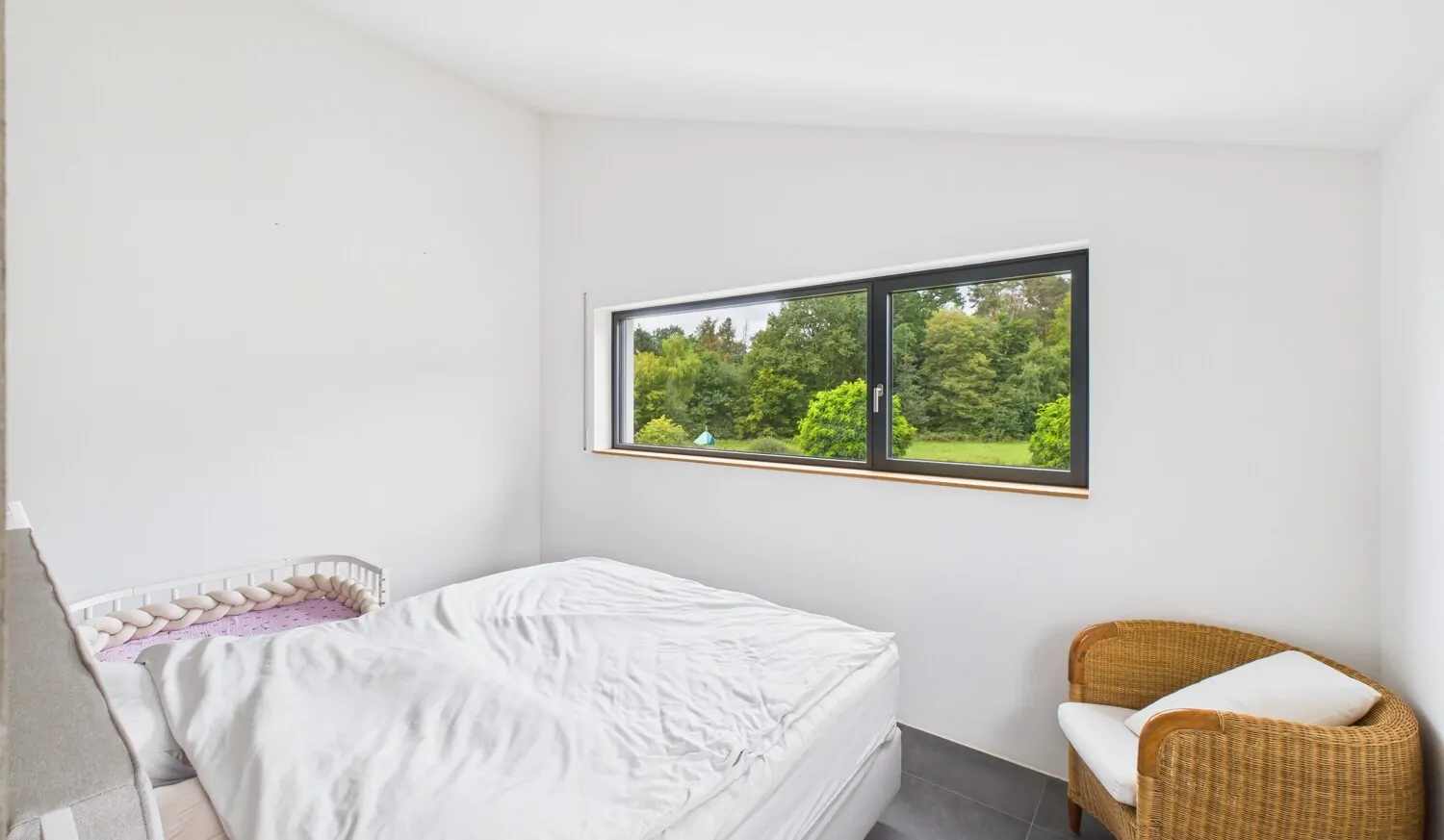 Schlafzimmer mit Blick in die Natur