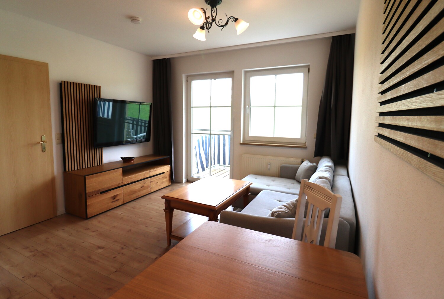 Wohnzimmer mit Balkon