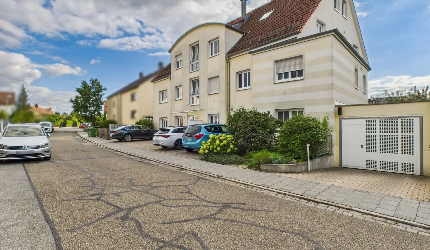 Außenansicht mit Tiefgaragenzufahrt