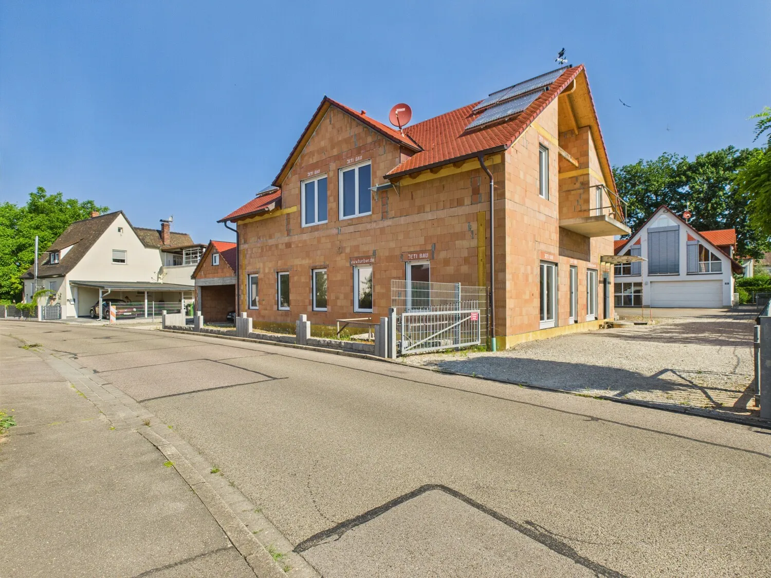 Redesign your home! Innovative shell construction with indoor swimming pool and space for generations!