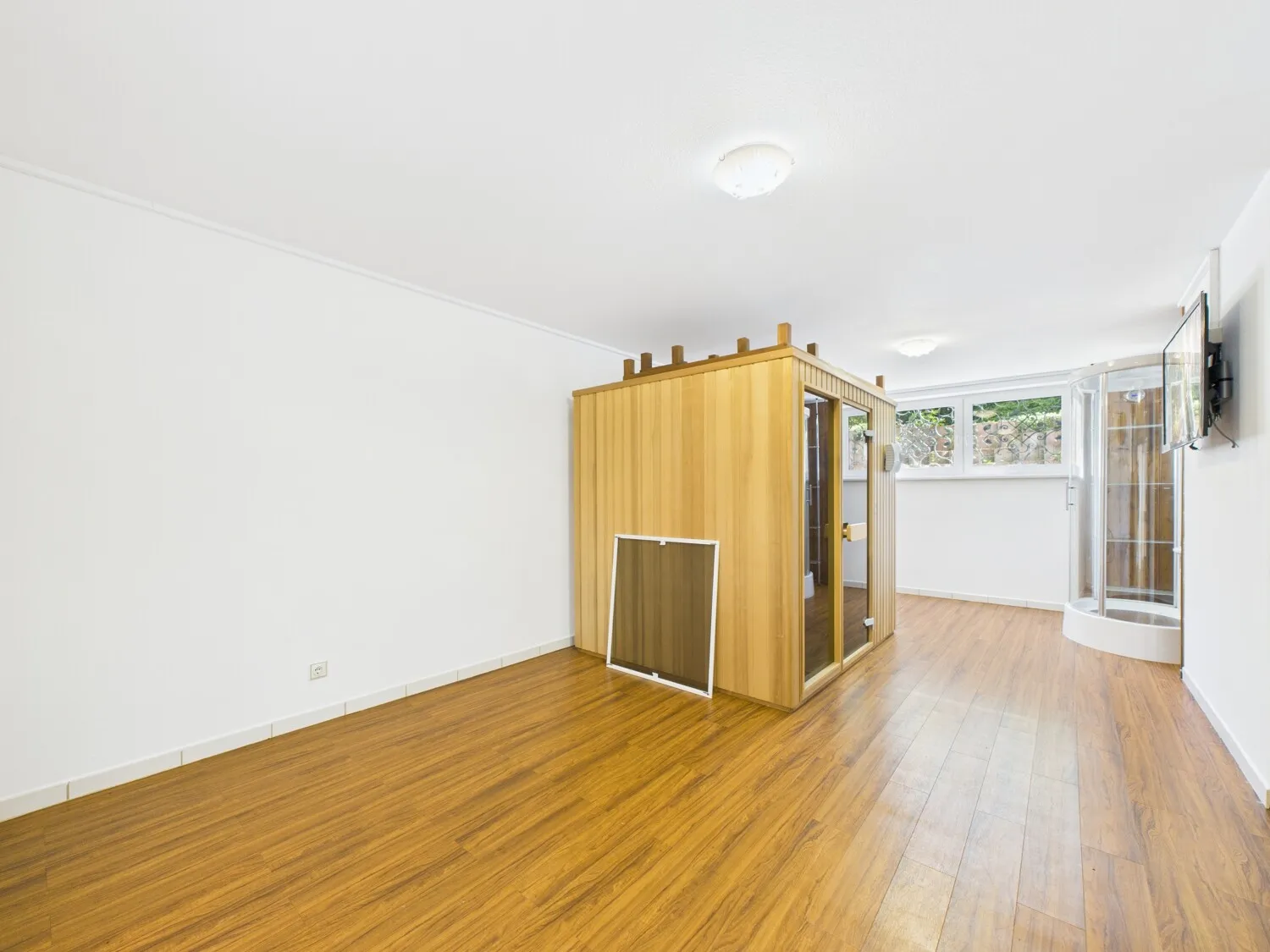 Wellnessbereich mit Sauna und Wellness-Dusche