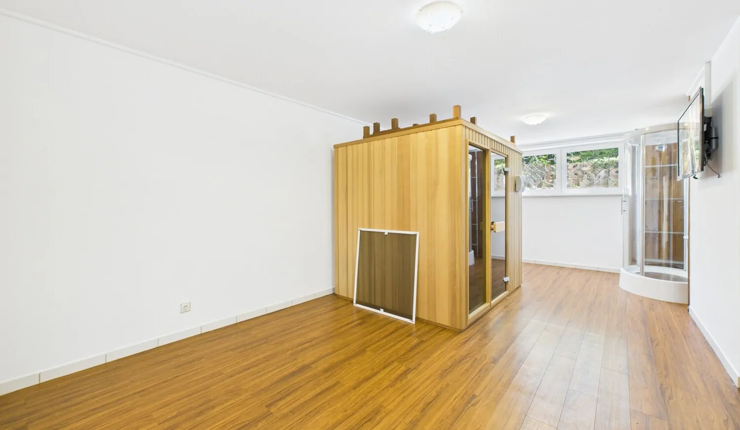 Wellnessbereich mit Sauna und Wellness-Dusche