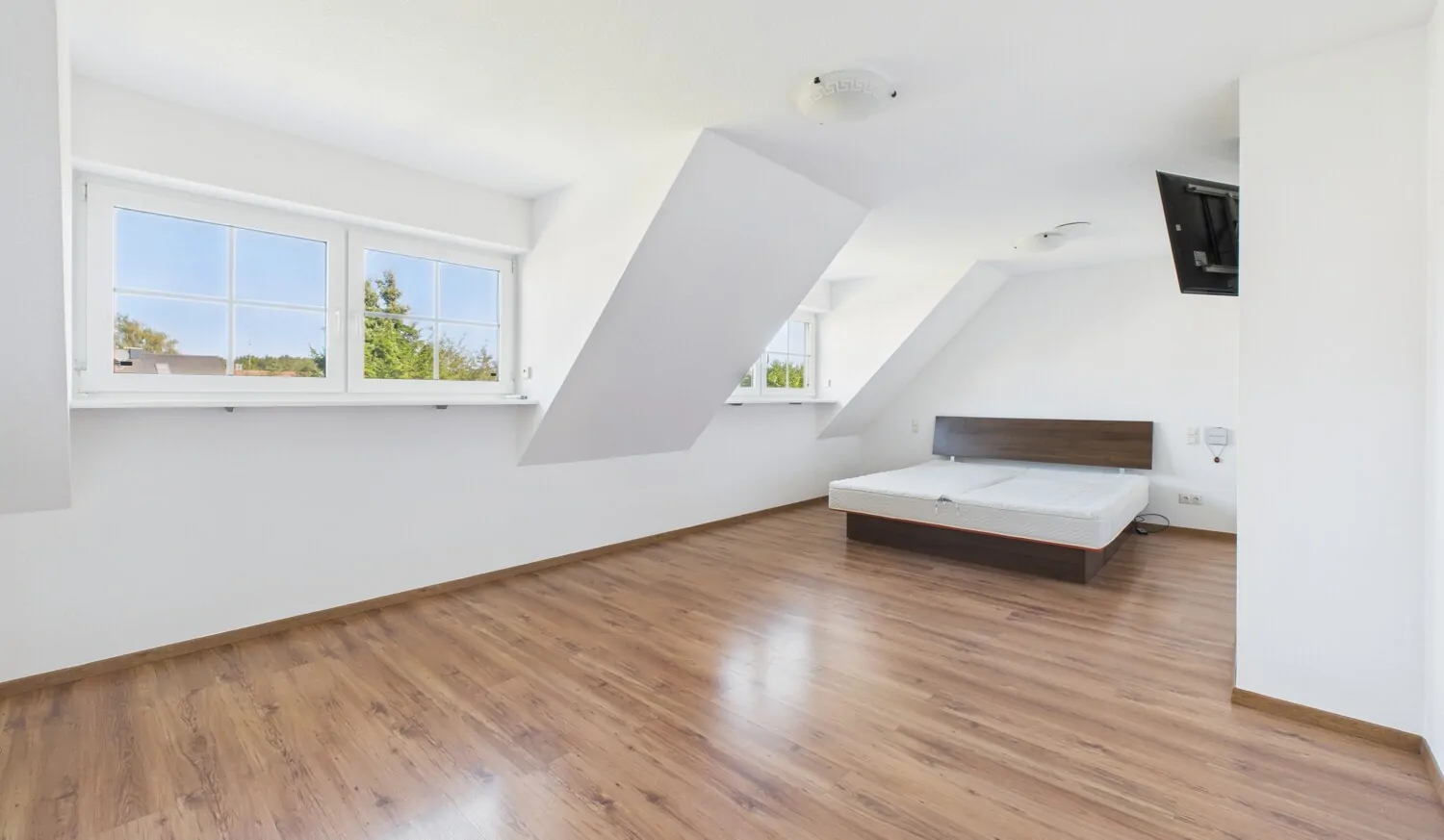 Großzügiges Schlafzimmer