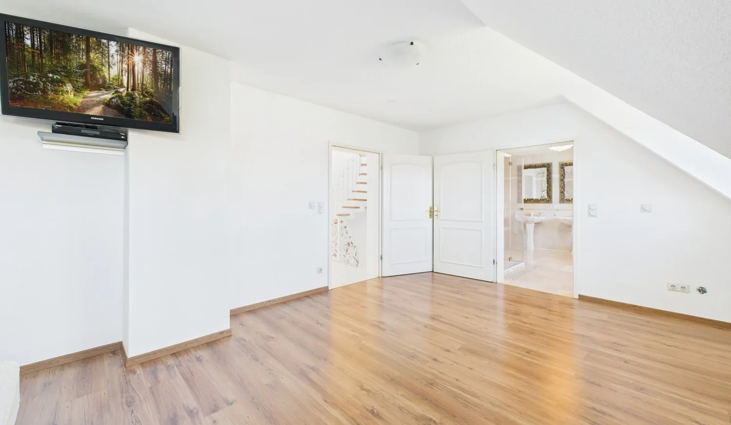 Schlafzimmer mit Blick ins Masterbad