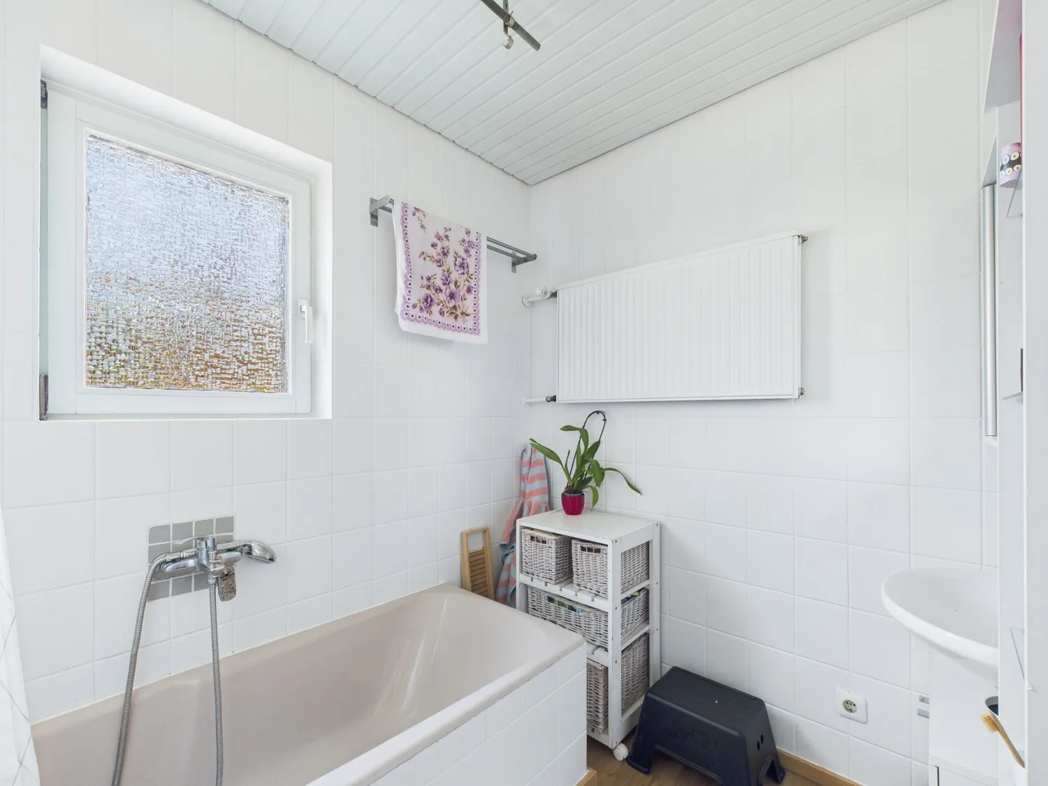 Bad mit Wanne Erdgeschoss