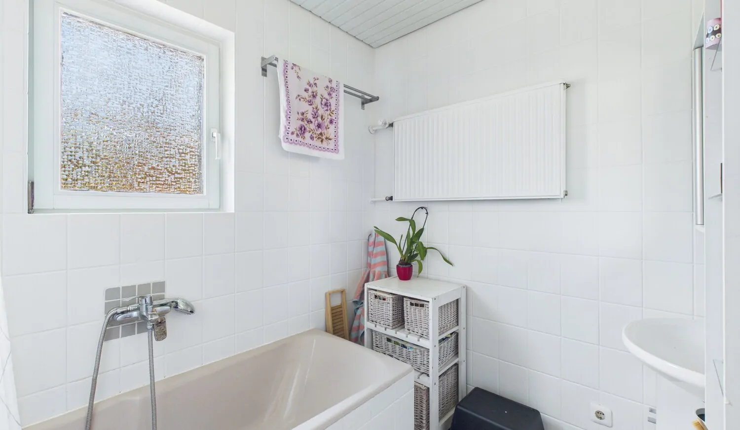 Bad mit Wanne Erdgeschoss