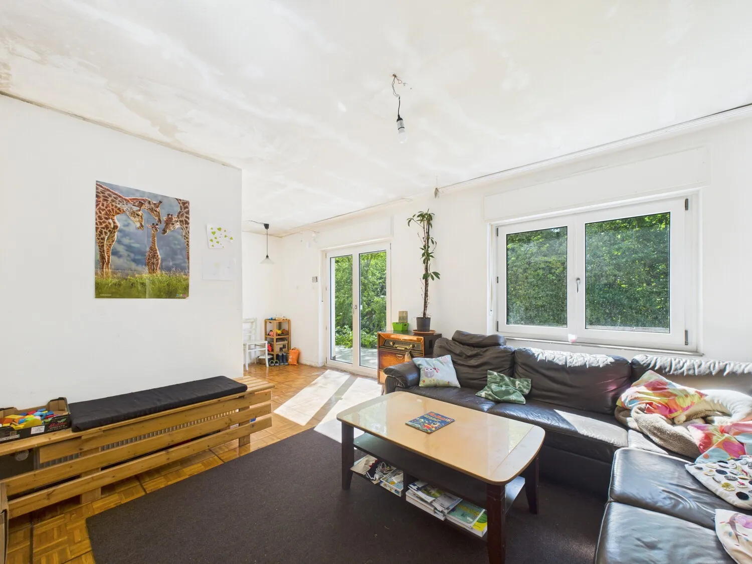 Wohnzimmer mit Austritt Kellergeschoss