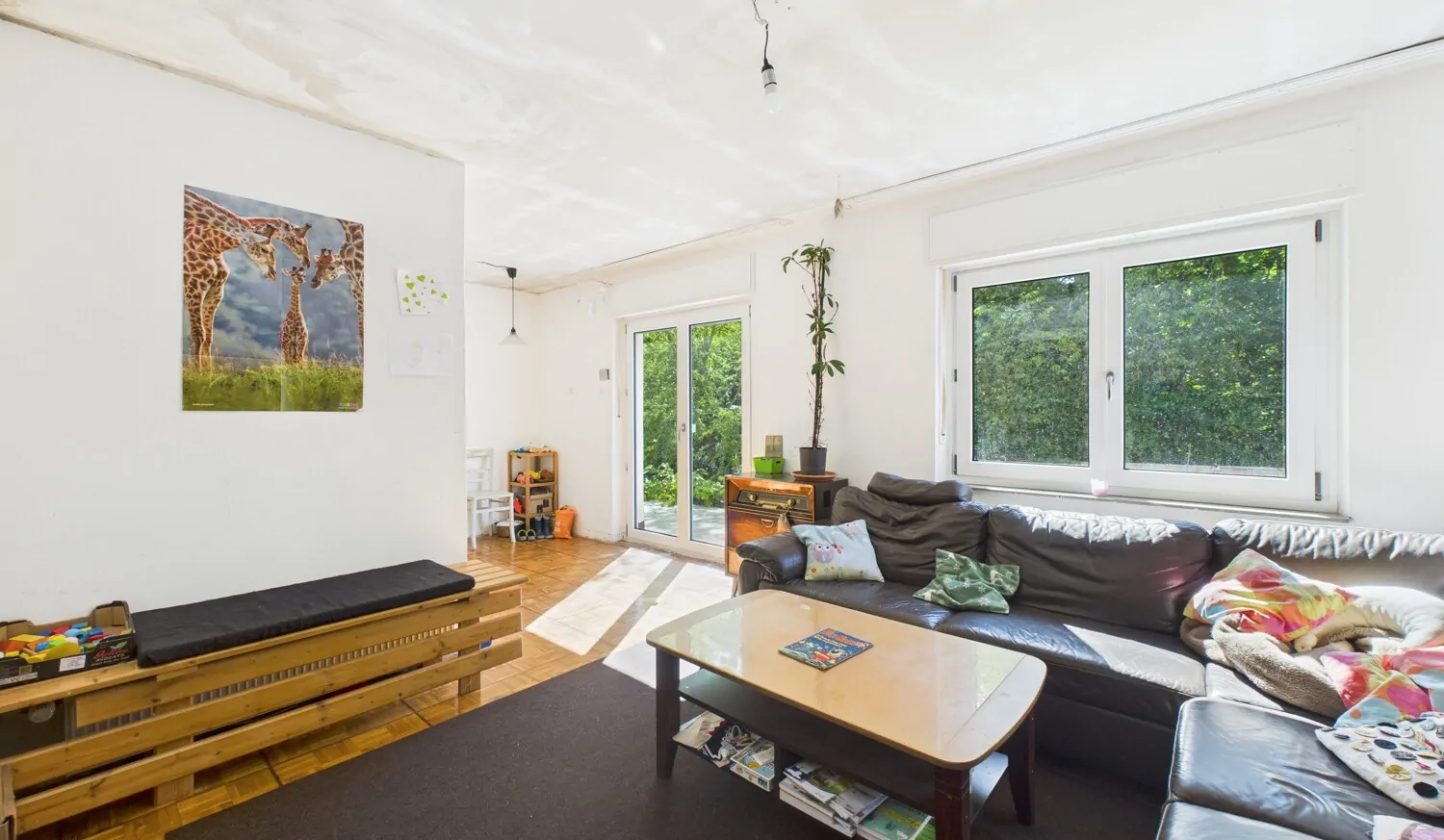 Wohnzimmer mit Austritt Kellergeschoss