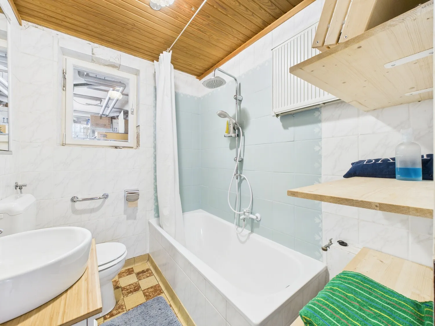 Bad mit Dusche in der Wanne Kellergeschoss