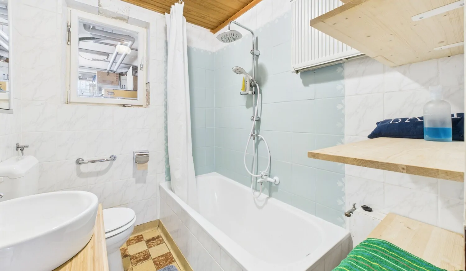 Bad mit Dusche in der Wanne Kellergeschoss