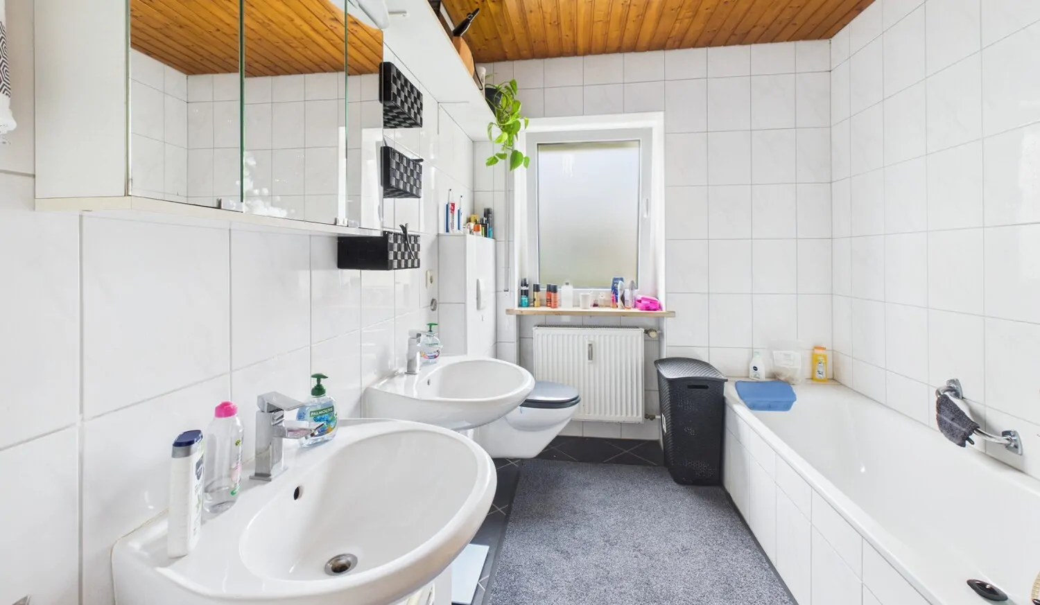 Bad Obergeschoss mit Wanne und Dusche