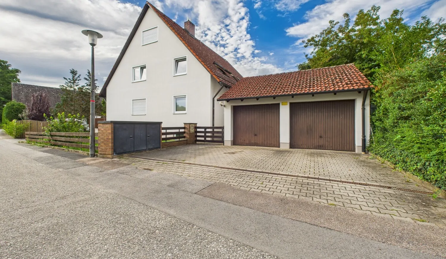 Außenansicht mit Doppelgarage