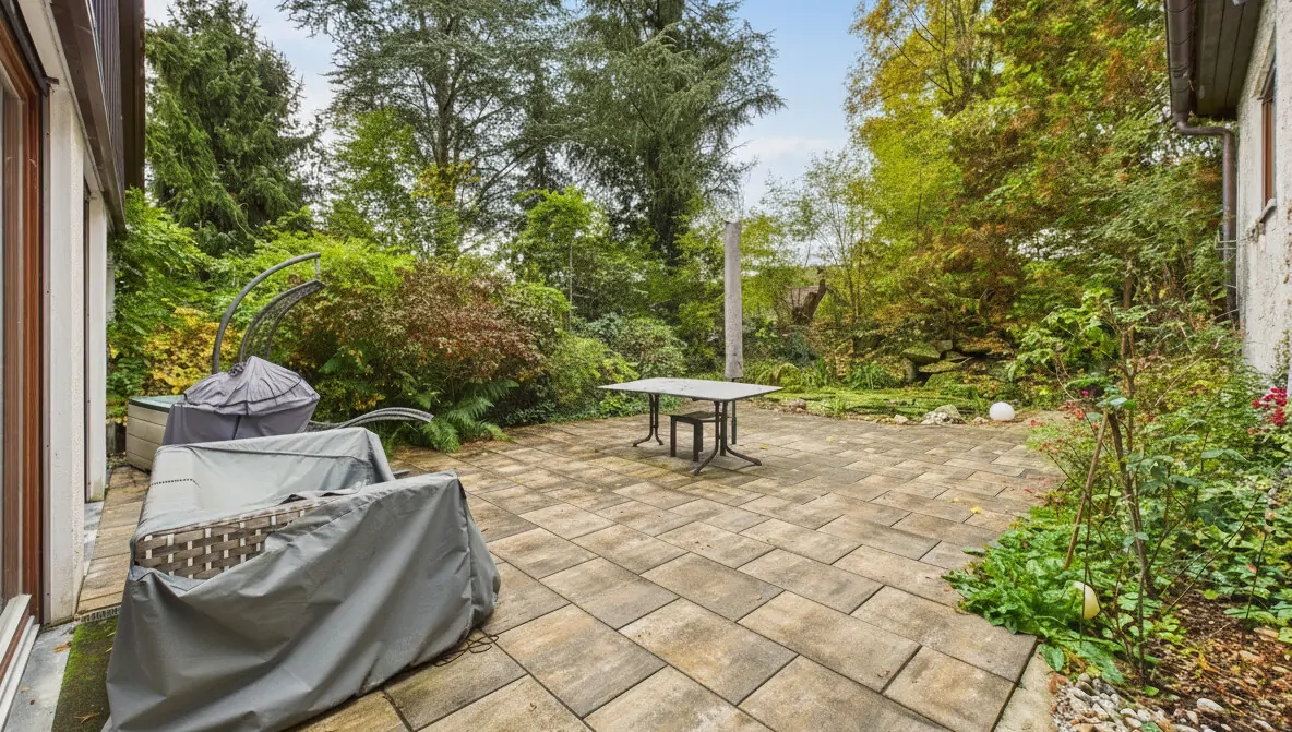 Freisitz mit Blick in den Garten