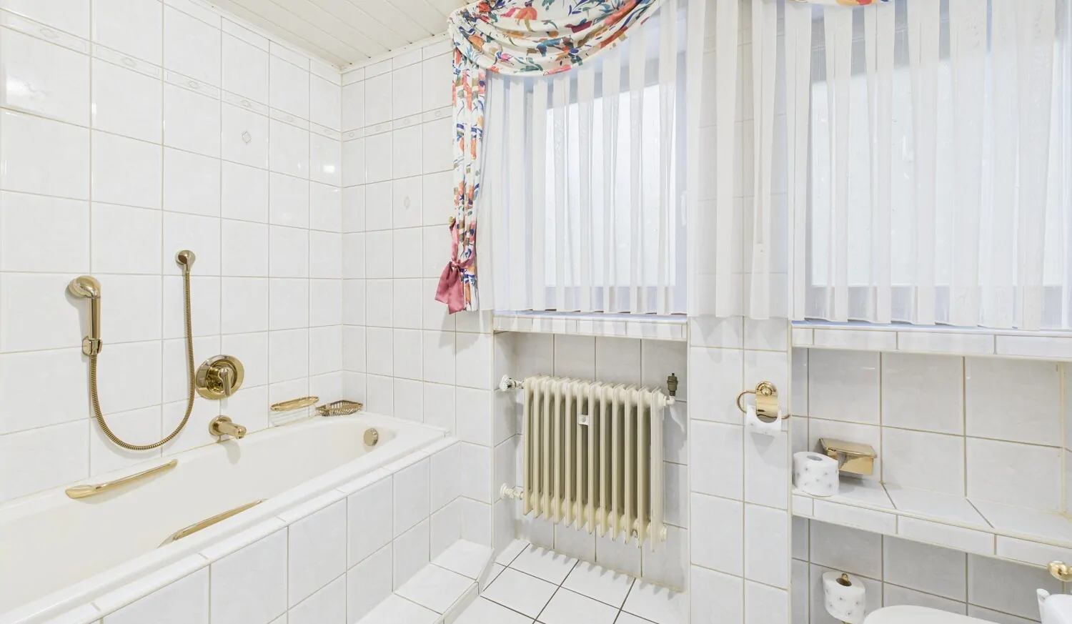 Tageslichtbad mit Wanne