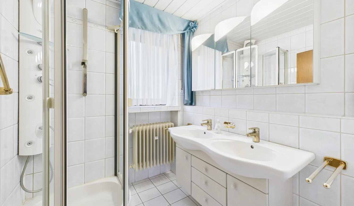 Tageslichtbad mit Dusche