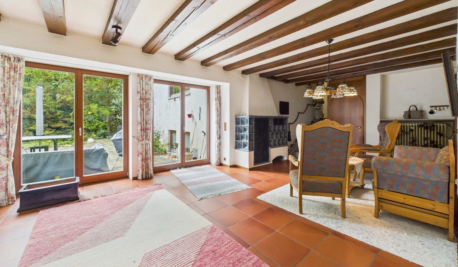 Kaminzimmer mit Blick in den Garten