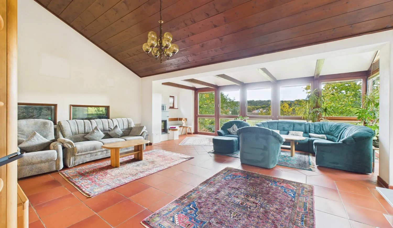 Wohnzimmer und Wintergarten mit zweitem Kamin