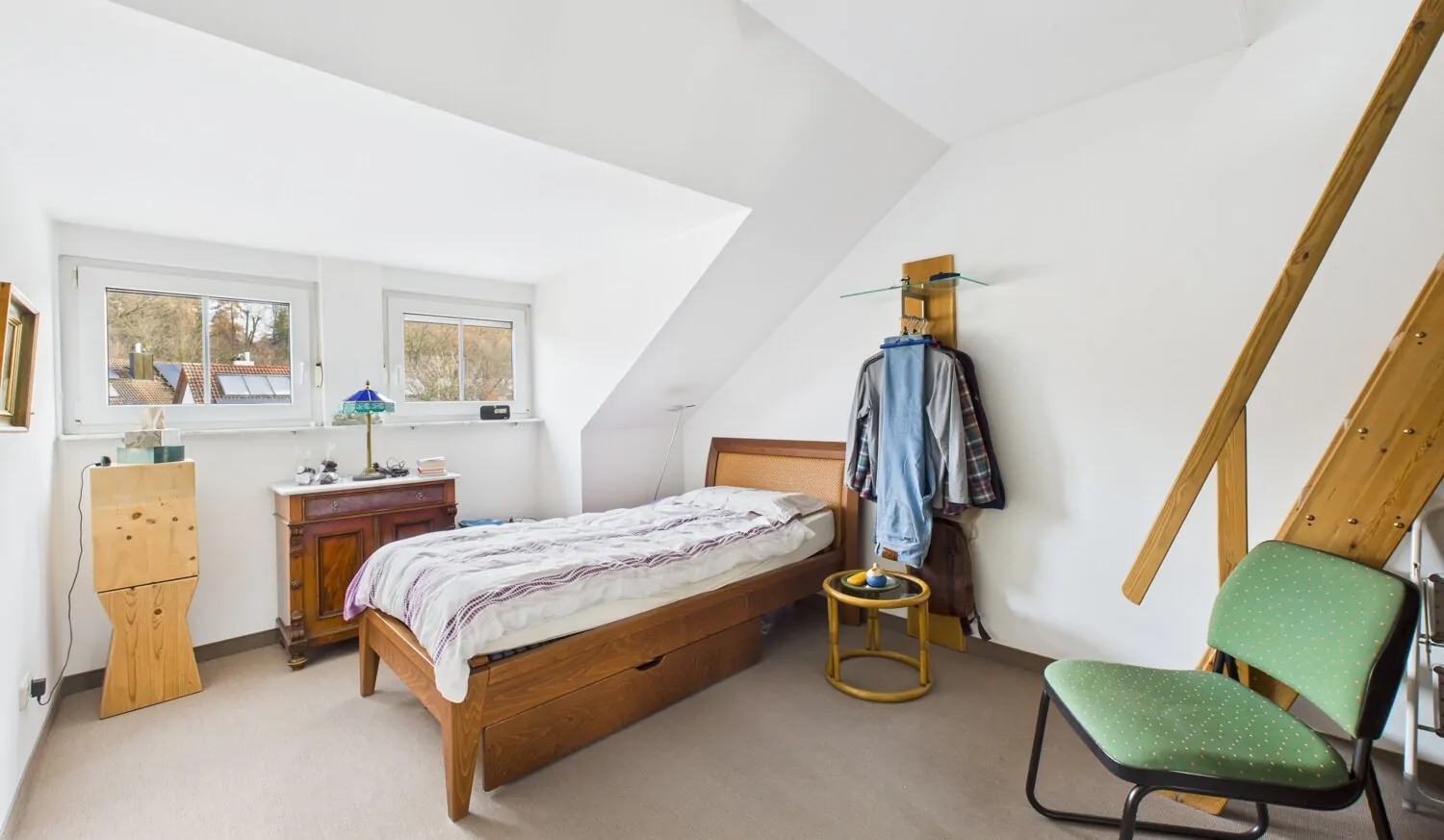 Schlafzimmer mit Zugang zum Spitzboden