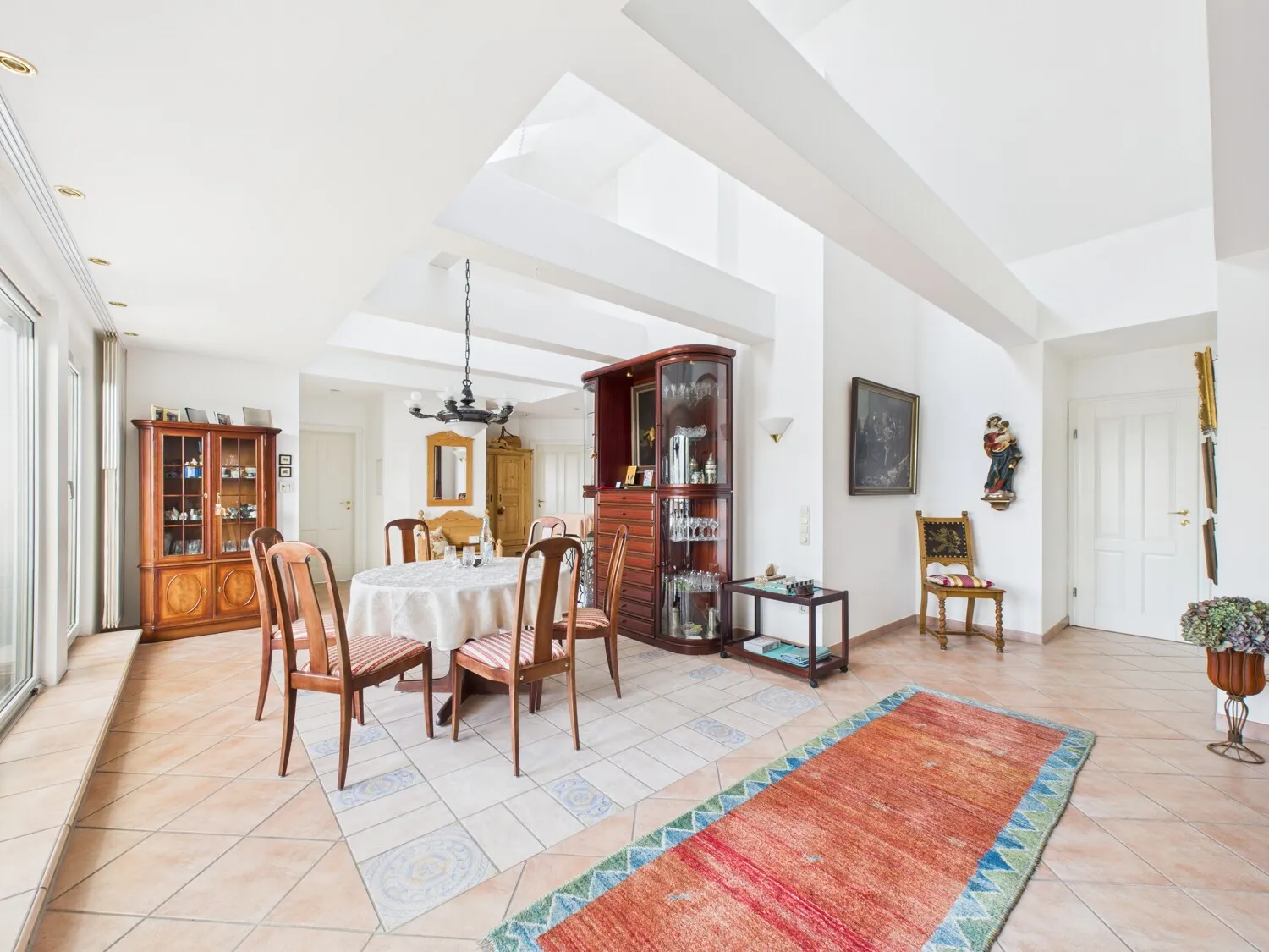 Elegant 4-room apartment with loggia and impressive views – living above the rooftops of Roth