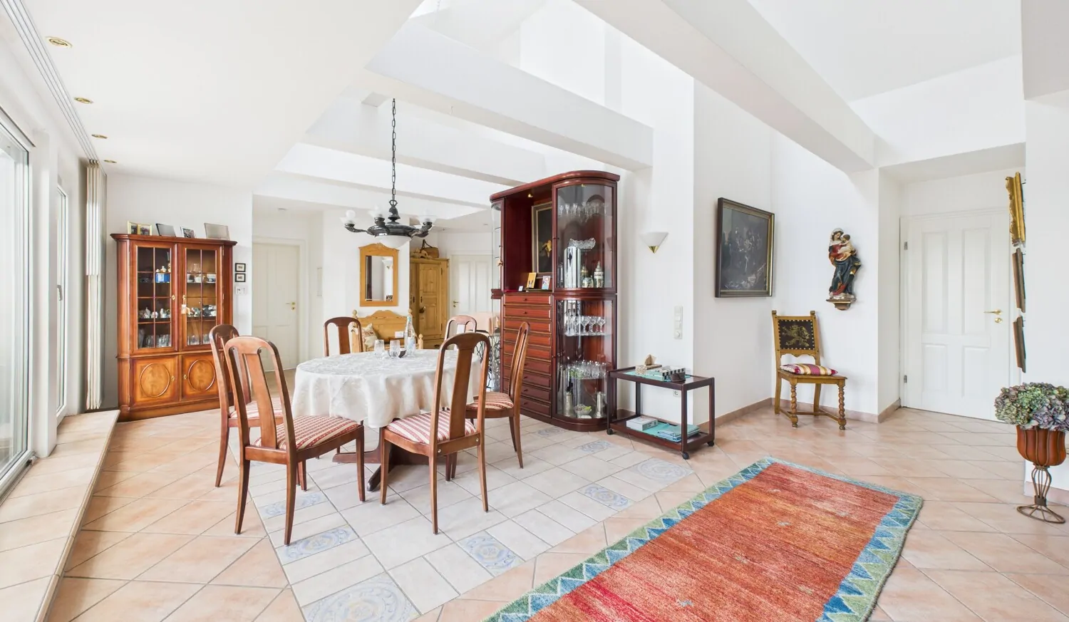 Esszimmer mit offenem Dachstuhl