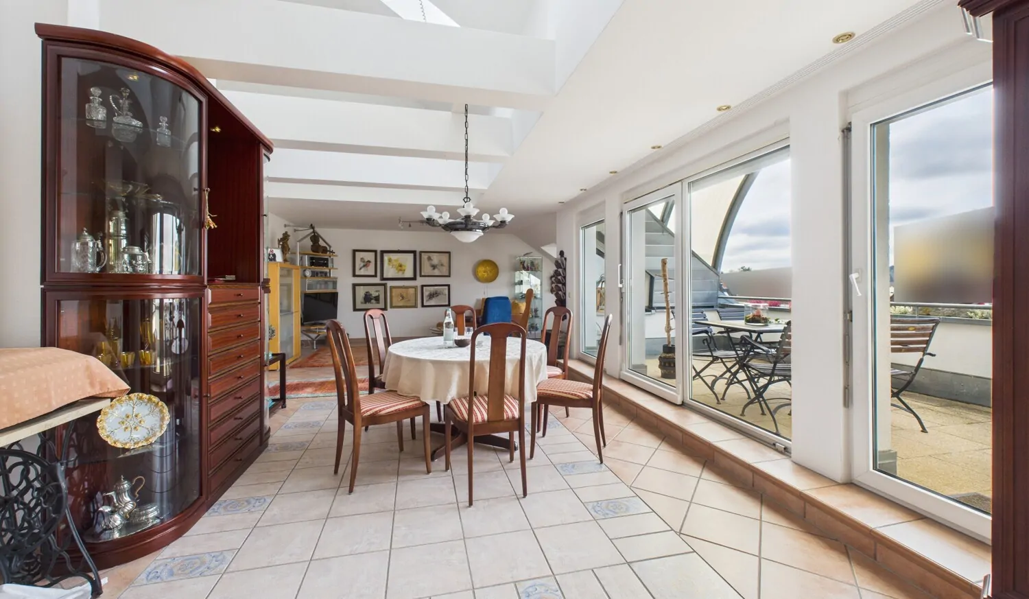 Blick auf Esszimmer und Loggia