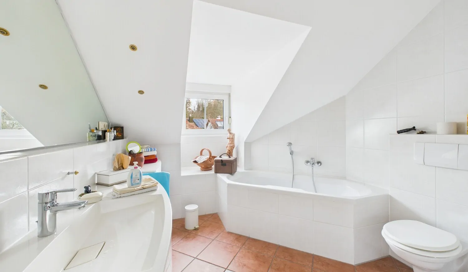 Bad mit Wanne und Dusche