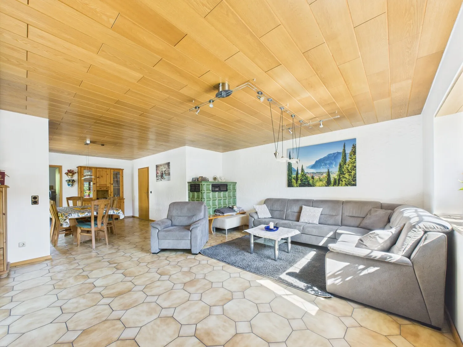 Wohnzimmer mit Kachelofen