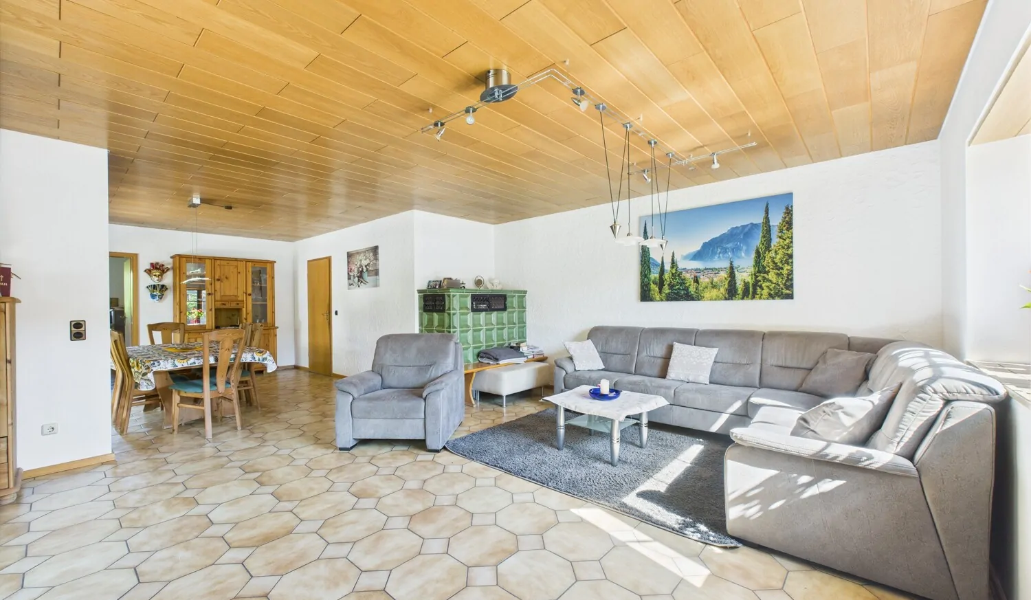 Wohnzimmer mit Kachelofen