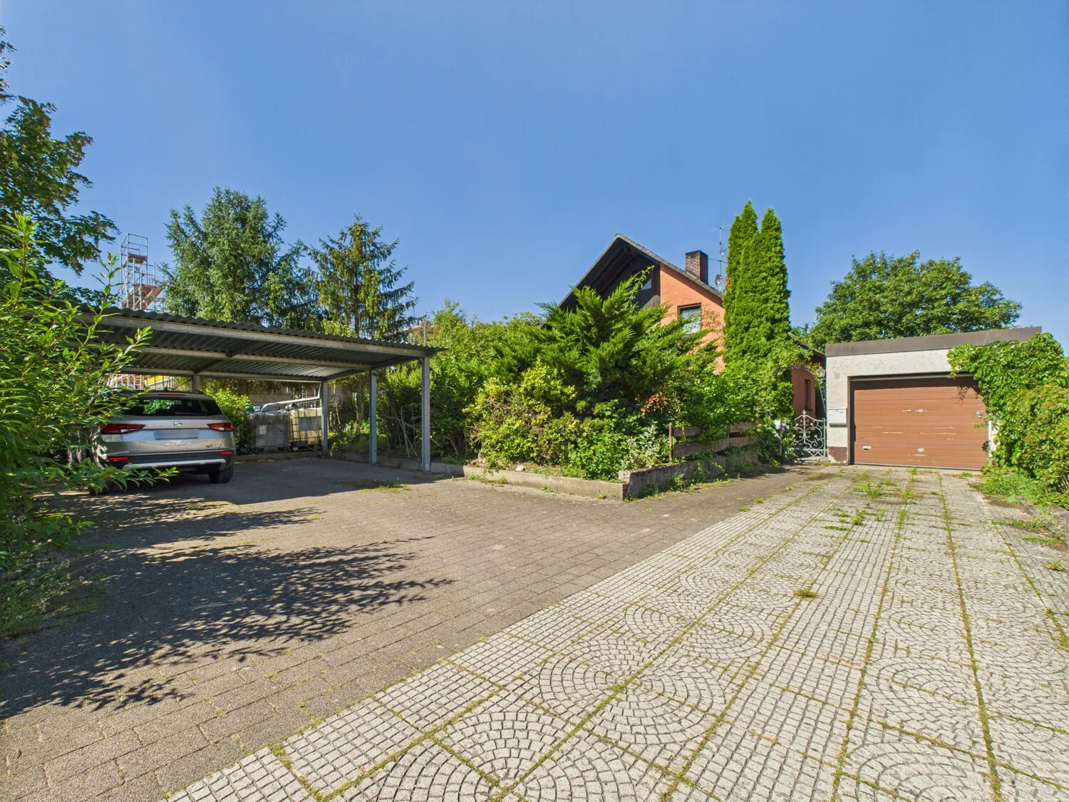 Einfahrt mit Carport und Garage